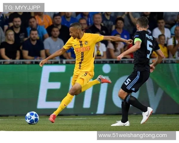 黑夜中的激情对决黑天踢足球点燃梦想与友谊的火花